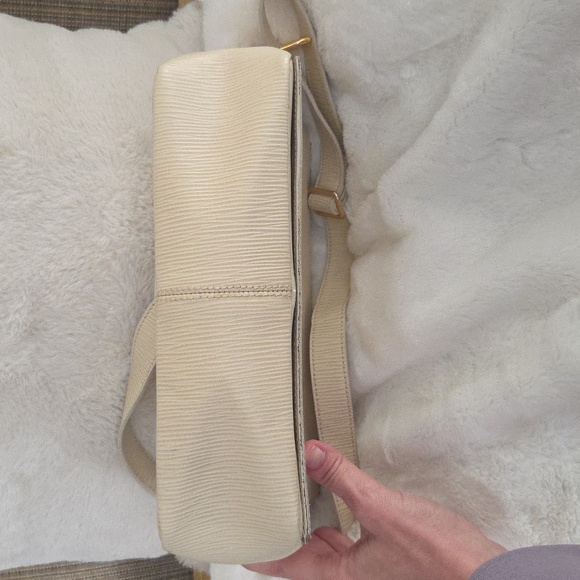 Vintage Fendi Epi Cream Shoulder Crossbody bag with adjustable strap. - Picture 6 of 16